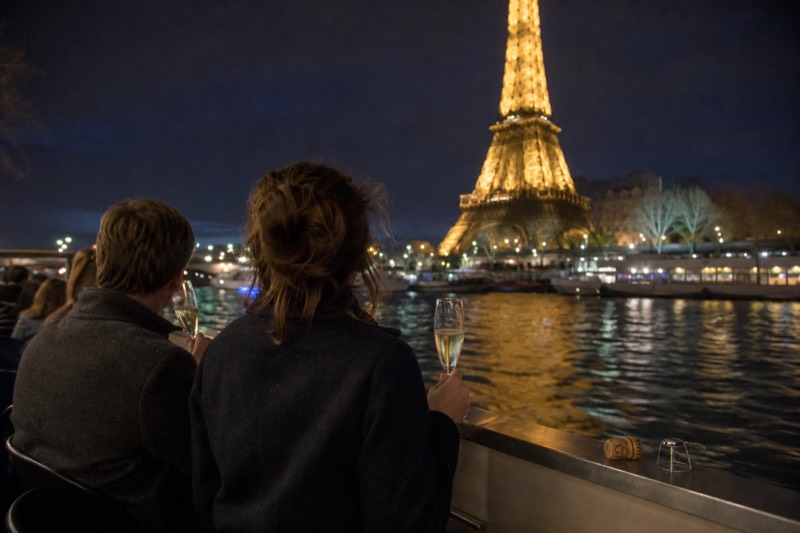 Paris: Seine River Cruise with Champagne and Music