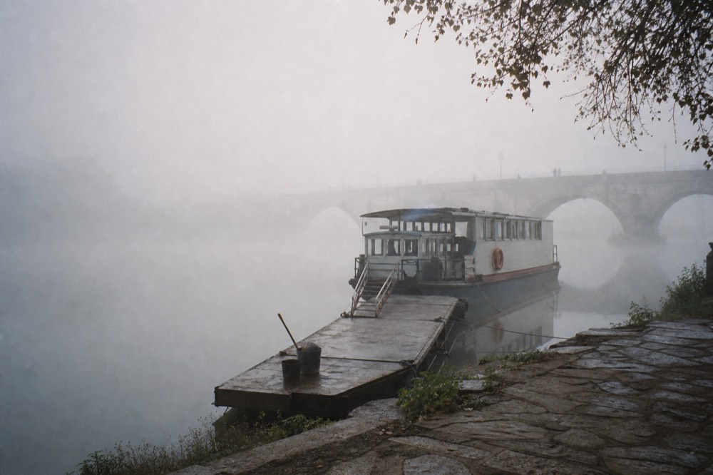 Small passenger boat moored at Pont Neuf on the Île de la Cité, no text, no logos, no people.
